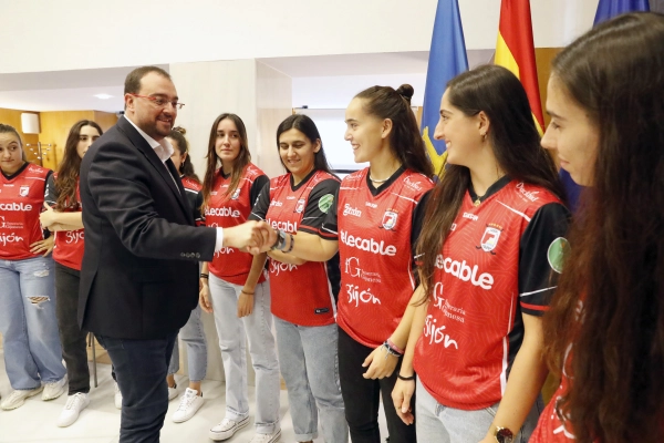 Image 2 of article Barbón recibe al equipo Telecable Hockey Club Femenino, ganador de la Supercopa de España