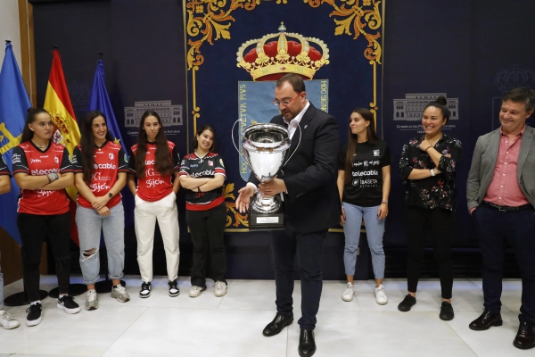 Image 3 of article Barbón recibe al equipo Telecable Hockey Club Femenino, ganador de la Supercopa de España