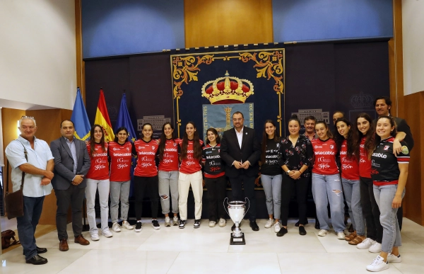 Image 4 of article Barbón recibe al equipo Telecable Hockey Club Femenino, ganador de la Supercopa de España