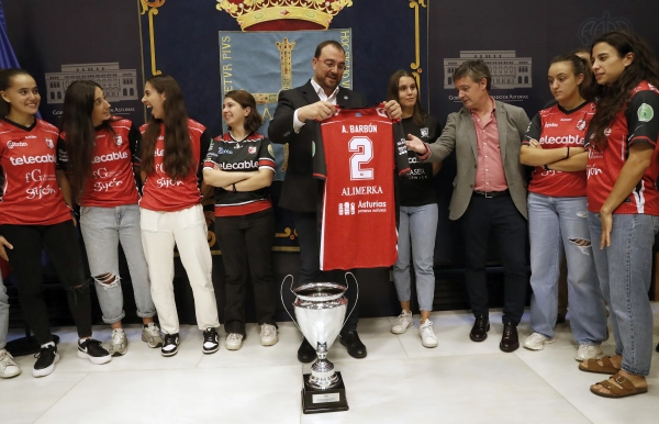 Image 5 of article Barbón recibe al equipo Telecable Hockey Club Femenino, ganador de la Supercopa de España
