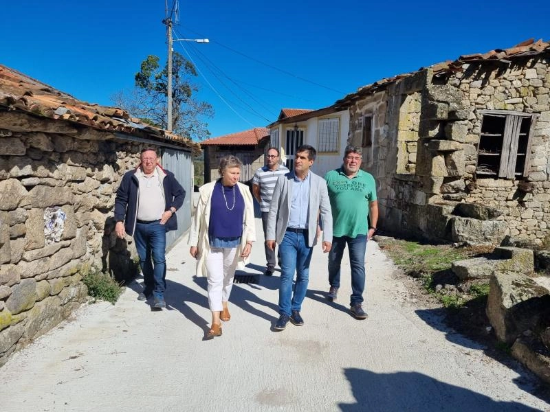 Imagen del artículo El delegado territorial de la Xunta en Ourense comprueba el final de las obras de pavimentación de un camino en el núcleo de Vilamaior, en Castro Caldelas