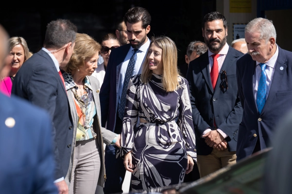 Imagen del artículo María Guardiola acompaña a S.M. la Reina Doña Sofía durante su visita a la delegación del Banco de Alimentos de Plasencia