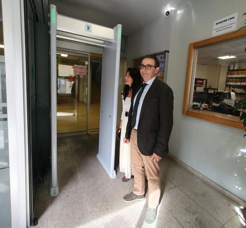 Image 1 of article La Xunta lleva a cabo mejoras de seguridad en los juzgados de Cambados con la instalación de un arco detector de metales