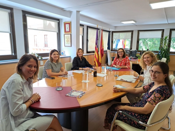 Imagen del artículo La consellera de Salud, Manuela García, se ha reunido con los representantes del Colegio de Logopedas de las Illes Balears