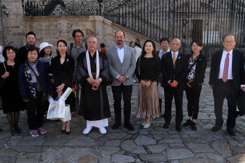 Imagen del artículo Xosé Merelles recibe a la delegación japonesa del itinerario Kan-Non que recorrió el Camino de Santiago
