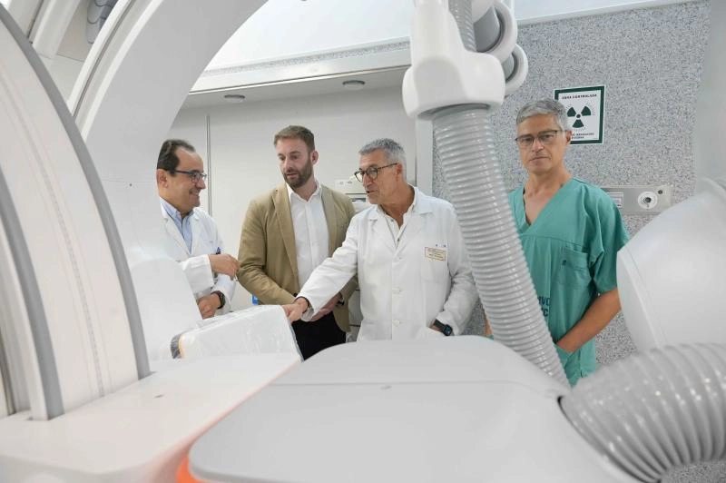 Image 0 of article Trenor supervisa el funcionamiento del nuevo equipo de radiología neurovascular del CHUAC ya realizó 150 exploraciones en los primeros tres meses