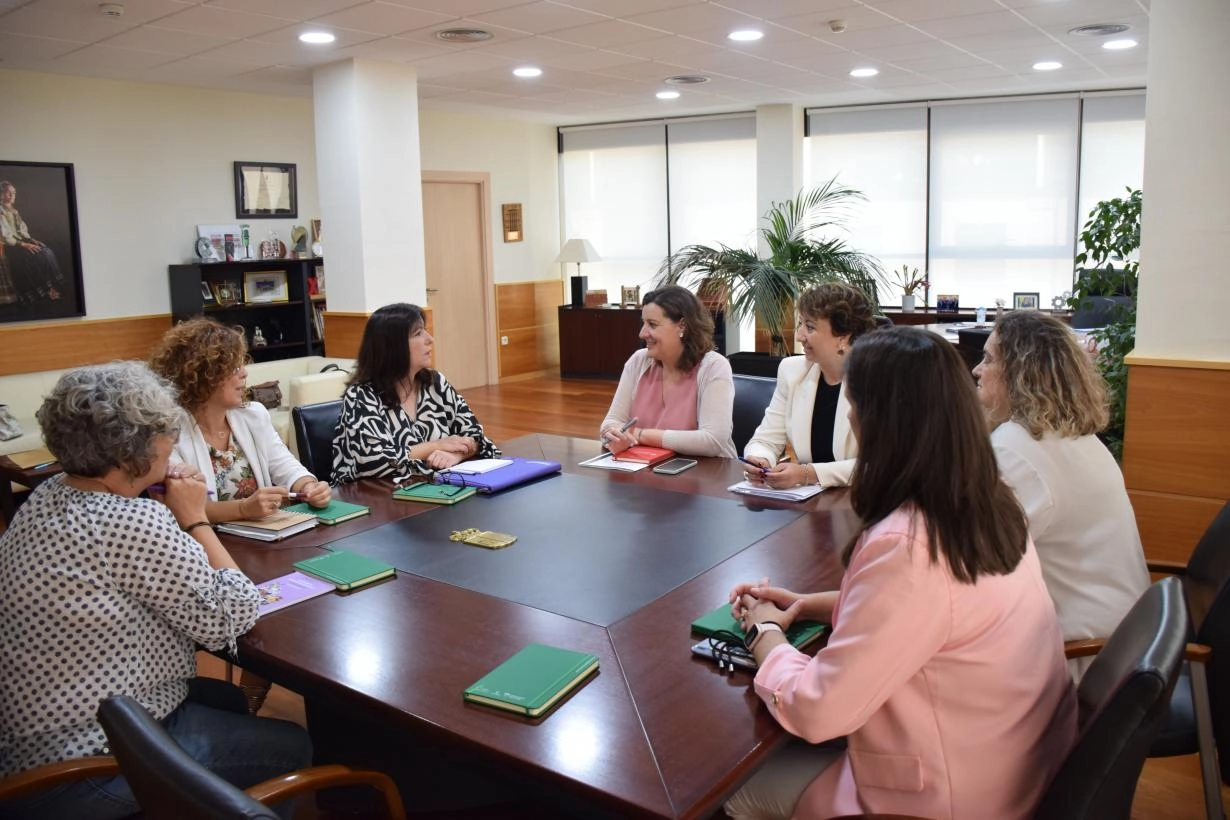 Image 0 of article El Gobierno de Castilla-La Mancha y FADEMUR comparten su compromiso común por el emprendimiento femenino en zonas rurales