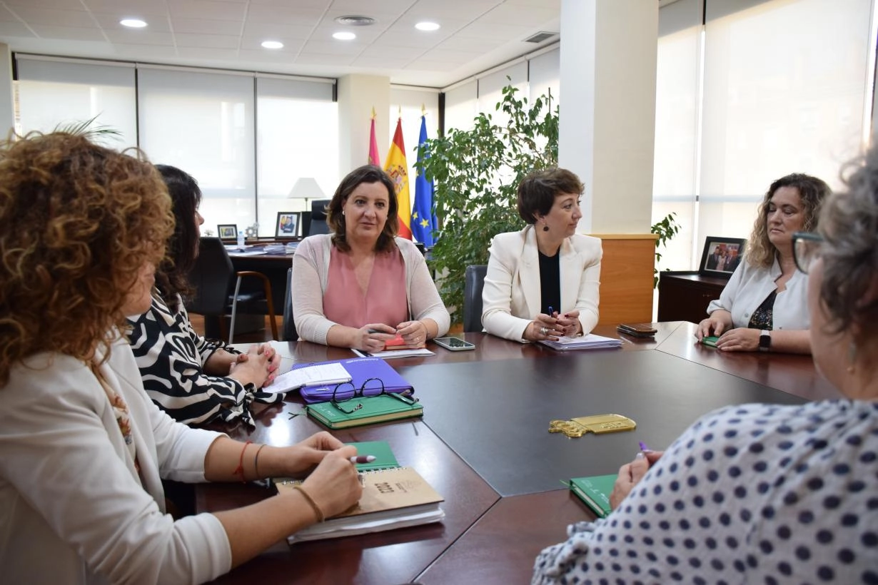 Image 2 of article El Gobierno de Castilla-La Mancha y FADEMUR comparten su compromiso común por el emprendimiento femenino en zonas rurales