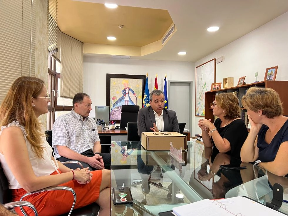 Imagen del artículo La delegada del Consell en Alicante y el alcalde de Aspe se reúnen para tratar las inversiones de la Generalitat en el municipio