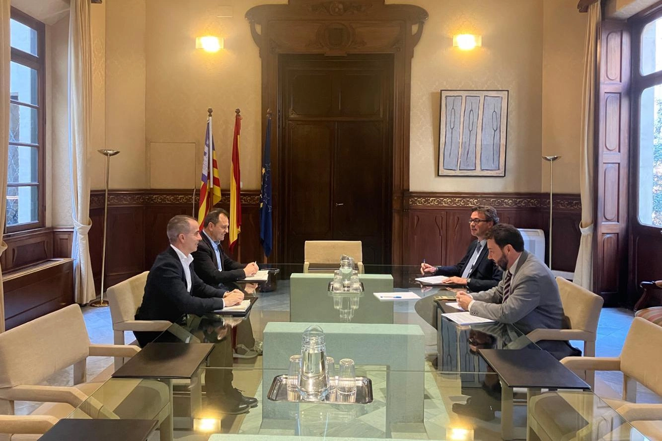 Imagen del artículo El vicepresidente, Antoni Costa, se reúne con el presidente del Consell de Formentera, Llorenç Córdoba, para tratar el impulso de las inversiones en la isla pitiusa