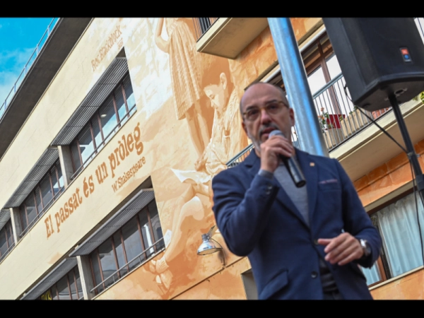 Imagen del artículo Campuzano inaugura el mural de la façana de la Residència de Gràcia que recrea dues imatges de la Barcelona desapareguda