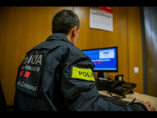 Imagen del artículo Detingudes cinc persones que compraven productes a crèdit a una gran superfície comercial per després denunciar davant dels Mossos d'Esquadra càrrecs fraudulents