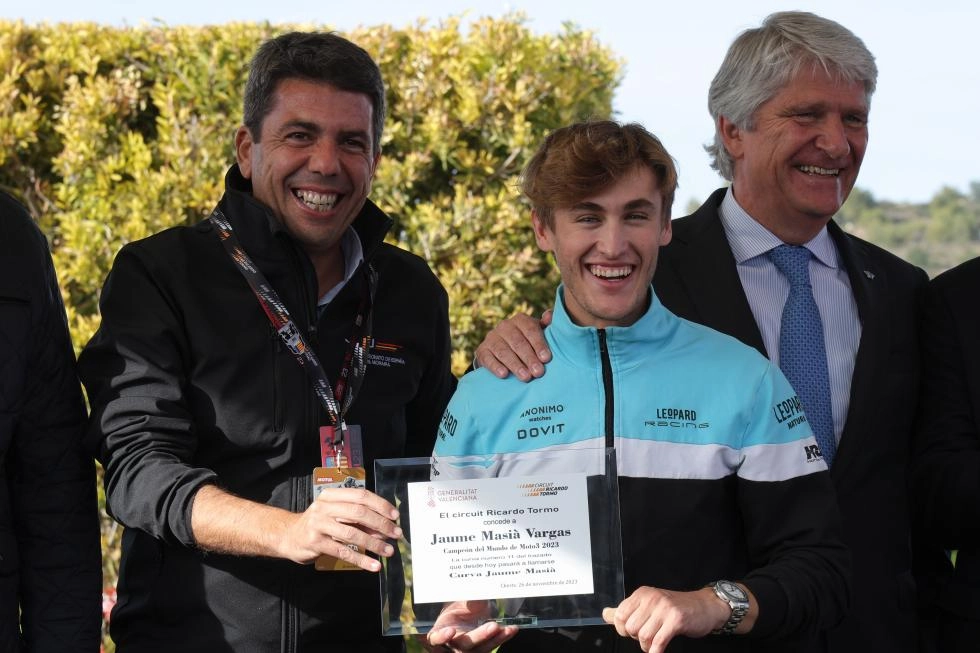 Imagen del artículo Carlos Mazón entrega a Jaume Masià la placa que anuncia la concesión de la Curva Once del Circuit Ricardo Tormo al piloto valenciano