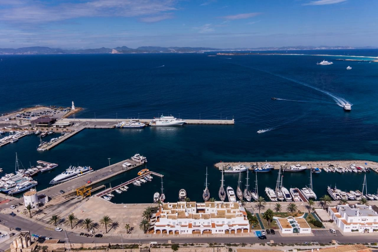 Imagen del artículo Acuerdo entre la Conselleria del Mar y del Ciclo del Agua y el Consell Insular de Formentera con Trasmapi para reforzar la primera conexión entre Formentera y Eivissa