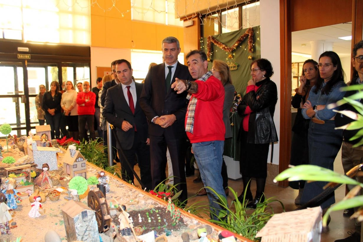 Imagen del artículo Álvaro Gutiérrez inaugura el Belén de la Delegación de Educación con más de 150 figuras de papiroflexia hechas por docentes de la provincia