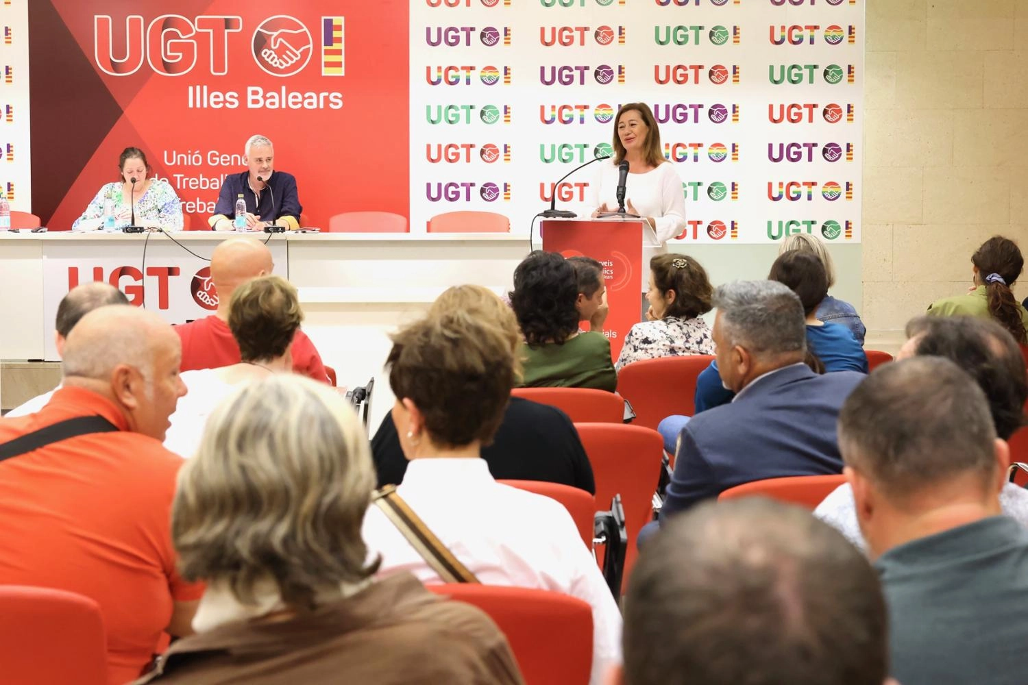 Imagen del artículo Francina Armengol asiste a la asamblea informativa de UGT para explicar el nuevo convenio colectivo de residencias