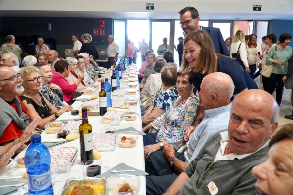 Imagen del artículo Imágenes de la presidenta Armengol en el encuentro-comida con la Federación de Asociaciones de Personas Mayores de Menorca