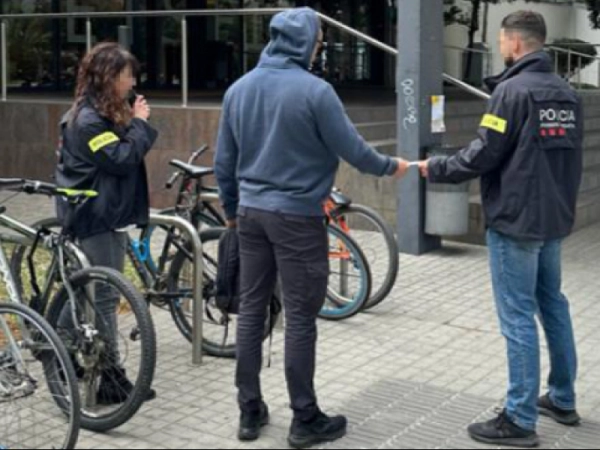 Imagen del artículo Els Mossos d'Esquadra detenen set falsos estudiants amb una vuitantena d'antecedents  que furtaven ordinadors i mòbils en campus universitaris de Barcelona