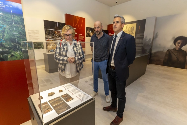 Imagen del artículo Zuloaga visita en Puente Viesgo la ampliación de la exposición de la Dama Roja en el Centro de Arte Rupestre de Cantabria