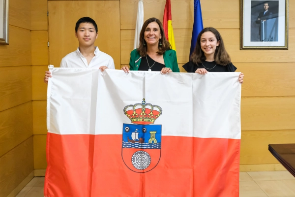 Imagen del artículo Fernández Viaña entrega la bandera regional a los cántabros que harán la Ruta Quetzal
