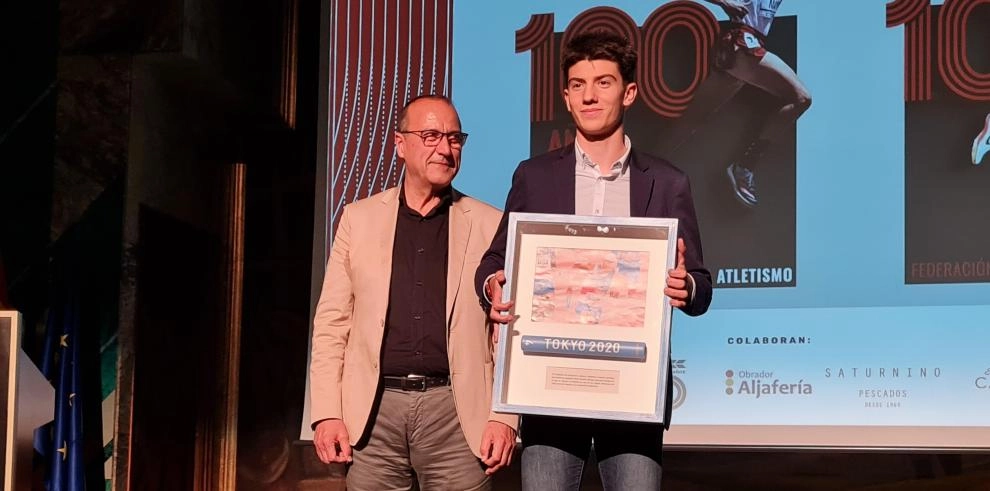 Imagen del artículo Aaron Gastón, atleta del Scorpio, recibe un testigo olímpico de manos del consejero de Deporte en la Gala del Atletismo Aragonés 2022