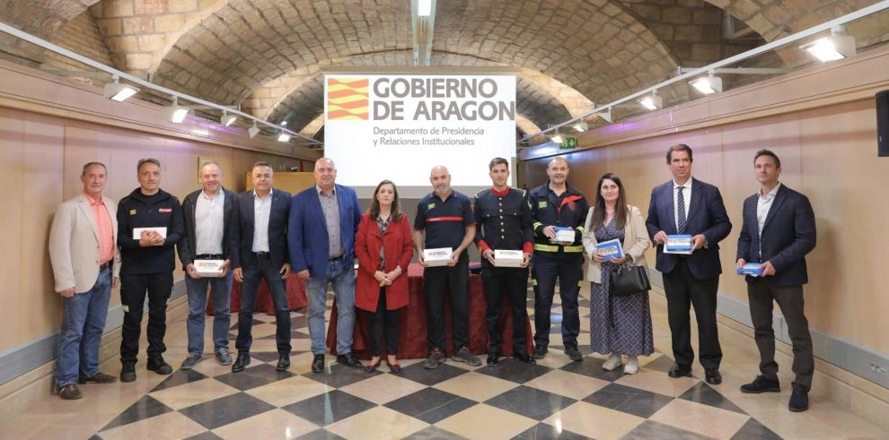 Imagen del artículo Los 850 bomberos de Aragón reciben los carnés profesionales que les acreditan ante la ciudadanía