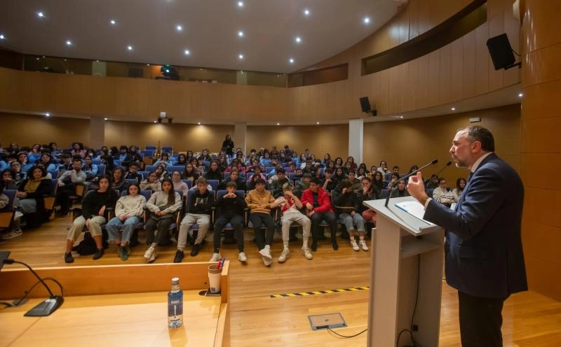 Imagen del artículo Más de 1.100 alumnos de 20 centros educativos participan en 'Reimagina la Ciencia Galicia'