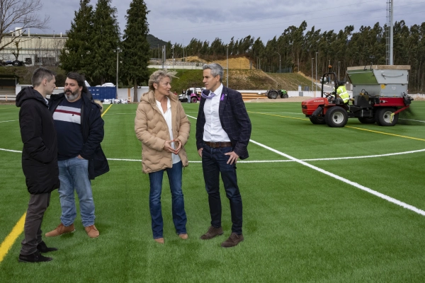 Imagen del artículo Zuloaga visita las obras del campo de fútbol de Vallegón que tendrá césped artificial y alumbrado eficiente