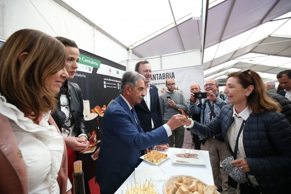 Imagen del artículo Revilla pone en valor la anchoa como seña de identidad de Cantabria y reivindica el trabajo del sector pesquero y conservero