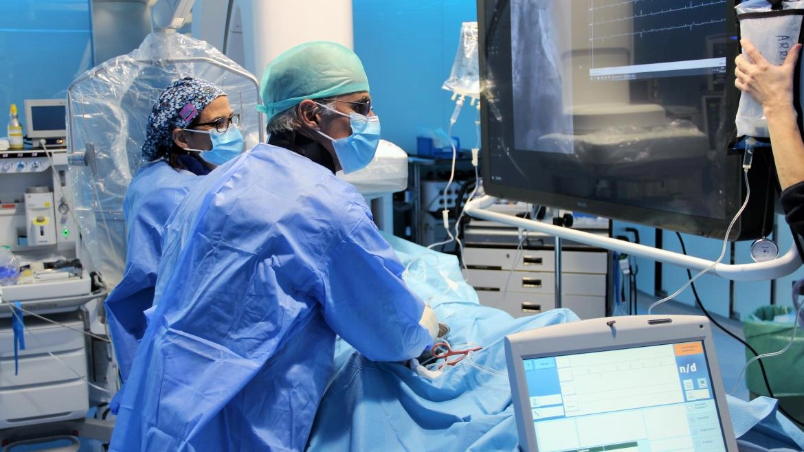 Imagen del artículo Cardiólogos del Hospital Clínico San Carlos implantan marcapasos sin cables de última generación