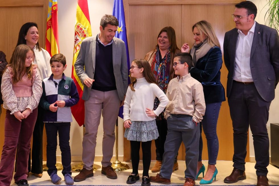Image 1 of article Carlos Mazón recibe en Alicante a la ganadora de 'MasterChef Junior 10', la alicantina Loreto Riera
