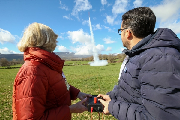 Imagen del artículo 450 alumnos de seis centros educativos de Cantabria participan en el lanzamiento de un cohete con satélites en Fontibre