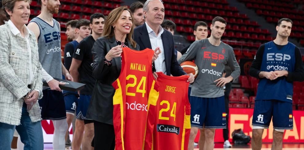 Imagen del artículo Azcón saluda a la Selección española de Baloncesto antes del partido ante Letonia