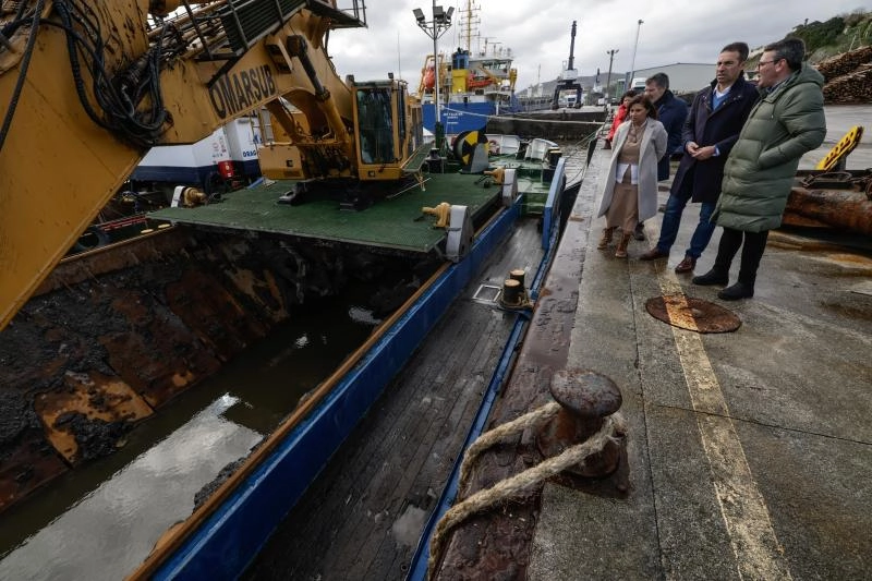 Imagen del artículo Alfonso Villares supervisa la ejecución del dragado del puerto de Ribadeo en el que la Xunta invierte cerca de 2 M€