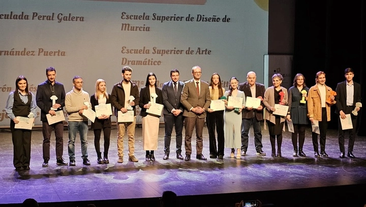 Imagen del artículo 23 estudiantes reciben los premios extraordinarios de enseñanzas artísticas profesionales, superiores y ESO para adultos