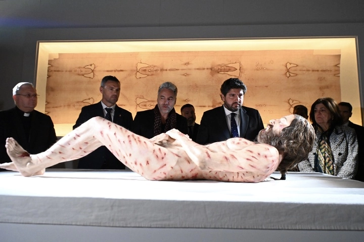 Imagen del artículo López Miras inaugura en Caravaca de la Cruz la exposición que muestra una recreación de Cristo basada en la Sábana Santa