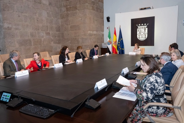 Image 1 of article La Junta de Extremadura abonará a sus empleados la subida salarial del 0,5 por ciento en la nómina de marzo