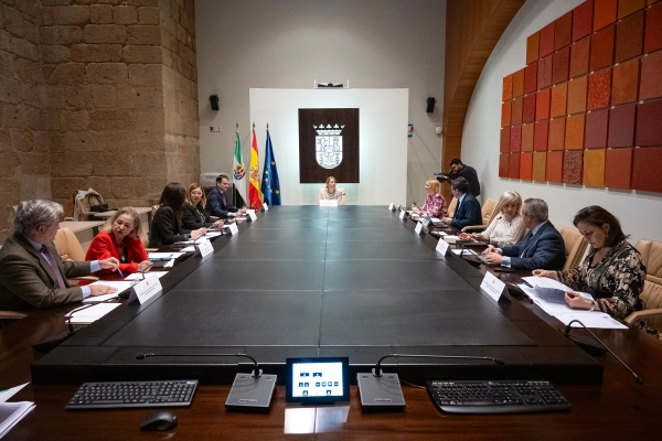 Image 2 of article La Junta de Extremadura abonará a sus empleados la subida salarial del 0,5 por ciento en la nómina de marzo