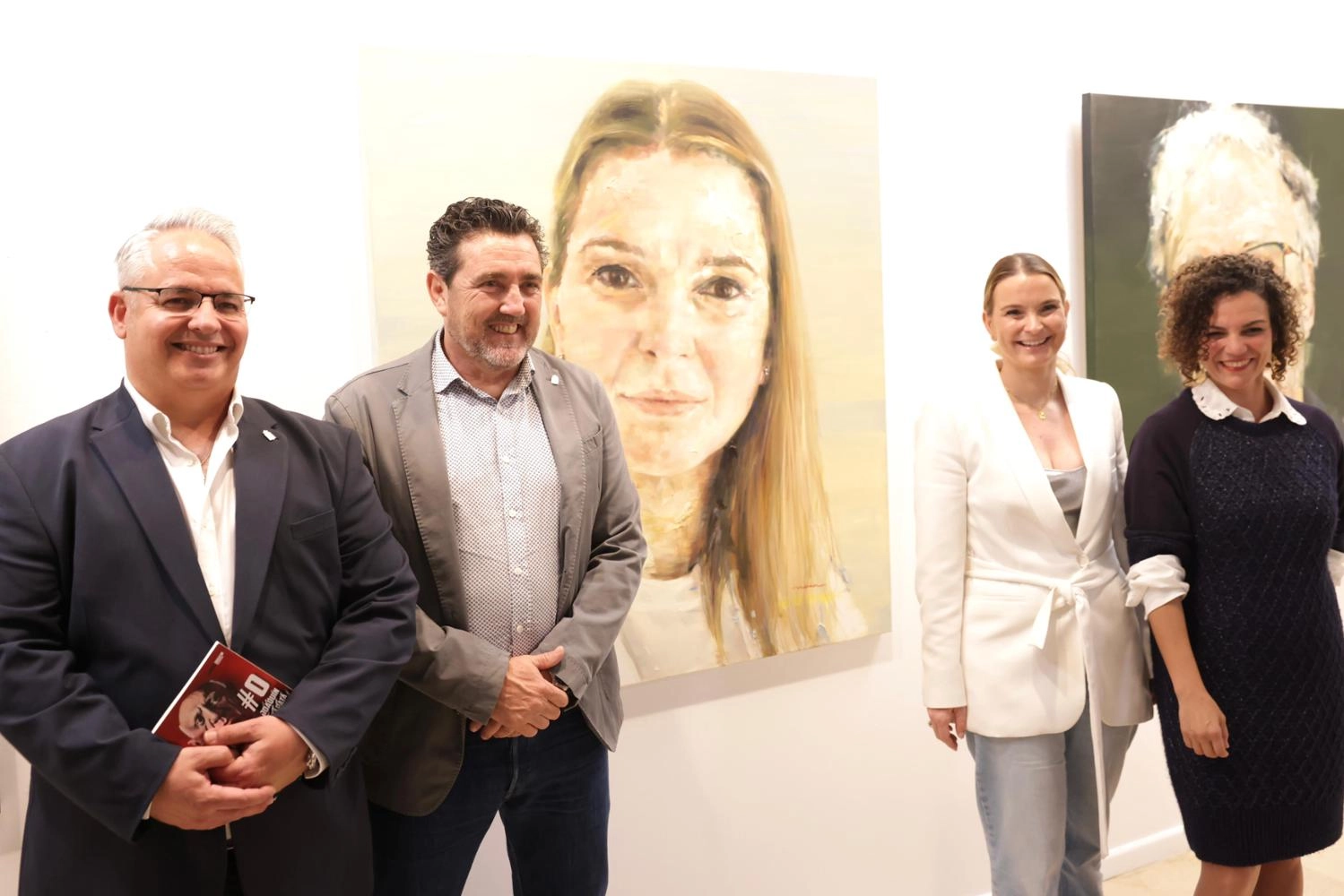 Imagen del artículo La presidenta del Govern, Margalida Prohens, ha asistido a la inauguración de la exposición de retratos «Rostros», de Núria Bosch