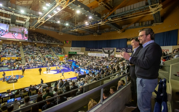 Image 1 of article Diego Calvo asiste ao derbi galego de baloncesto entre o Monbus Obradoiro e o Río Breogán