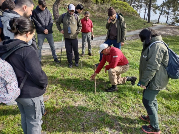 Imagen del artículo Alumnos do CFEA de Lourizán visitan as Illas Cíes para poñer en práctica os coñecementos adquiridos no ciclo de Xestión forestal e do medio natural