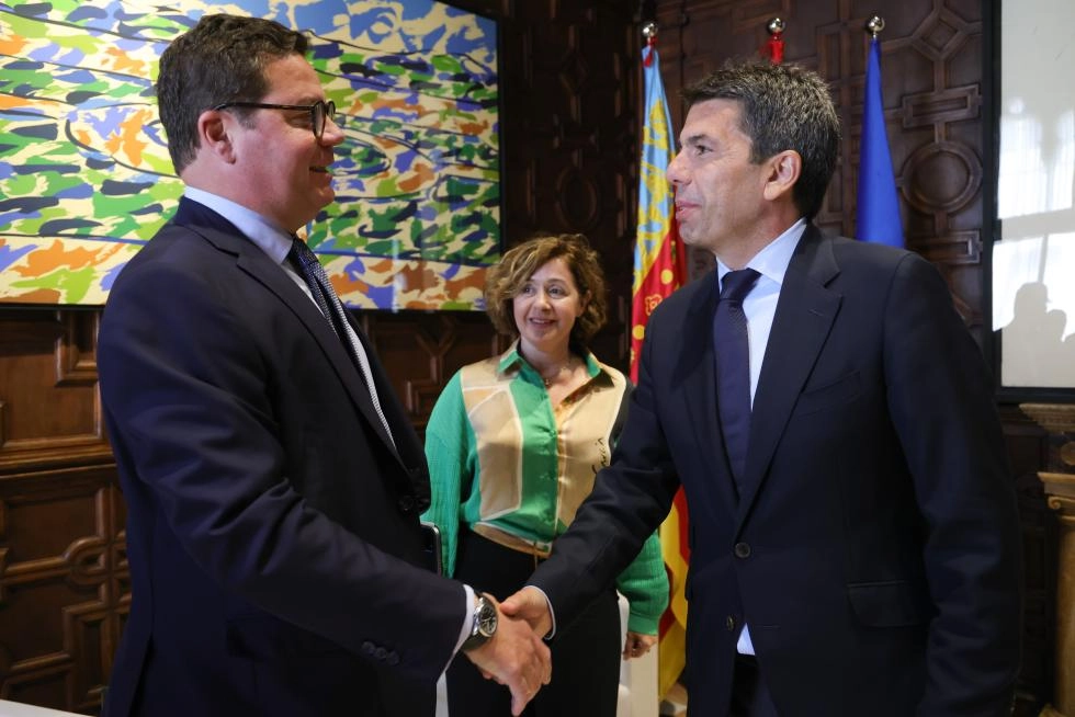 Image 0 of article Carlos Mazón mantiene un encuentro con el presidente, el director general y la directora territorial de Vithas