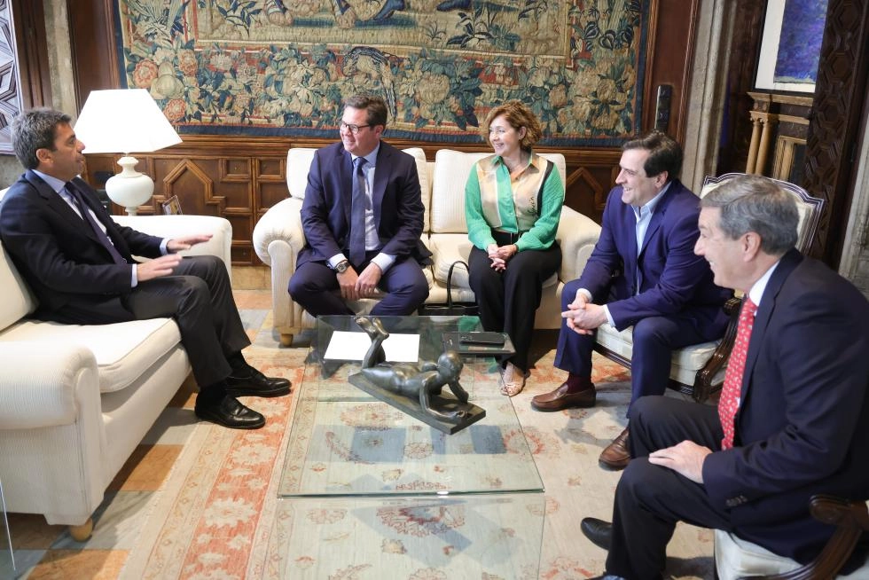 Image 1 of article Carlos Mazón mantiene un encuentro con el presidente, el director general y la directora territorial de Vithas
