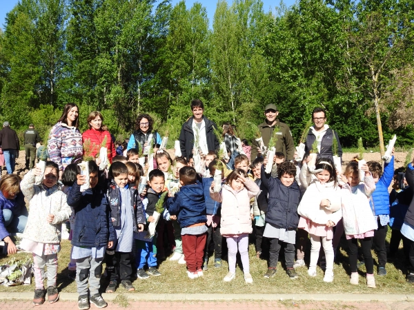 Imagen del artículo Más de 330 alumnos del CEIP San Prudencio de Albelda de Iregua participan en una plantación en el entorno de las piscinas del municipio