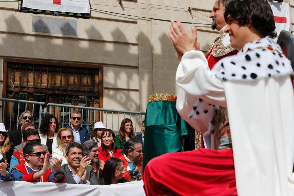 Imagen del artículo Carlos Mazón asiste a las Fiestas de Moros y Cristianos de Alcoi