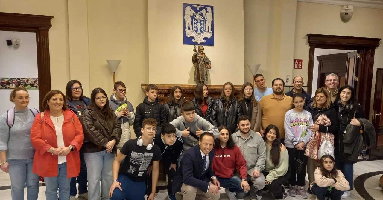 Imagen del artículo A Casa de Galicia en Madrid recibe a visita dos alumnos, profesores e monitores do Colexio Divina Pastora Salesianos de Lugo
