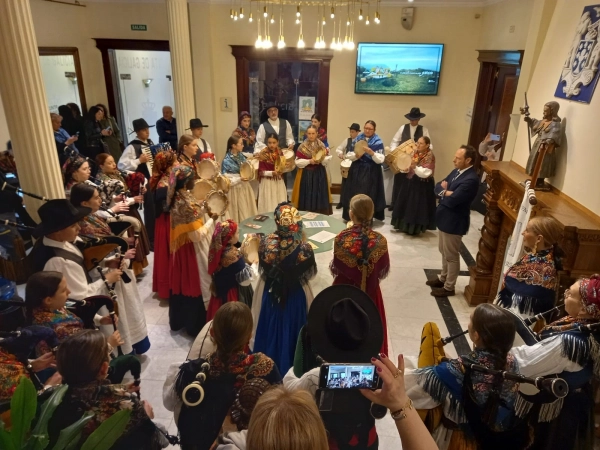 Imagen del artículo A agrupación cultural Toxo Queimado, de Baleira, visita a Casa de Galicia en Madrid