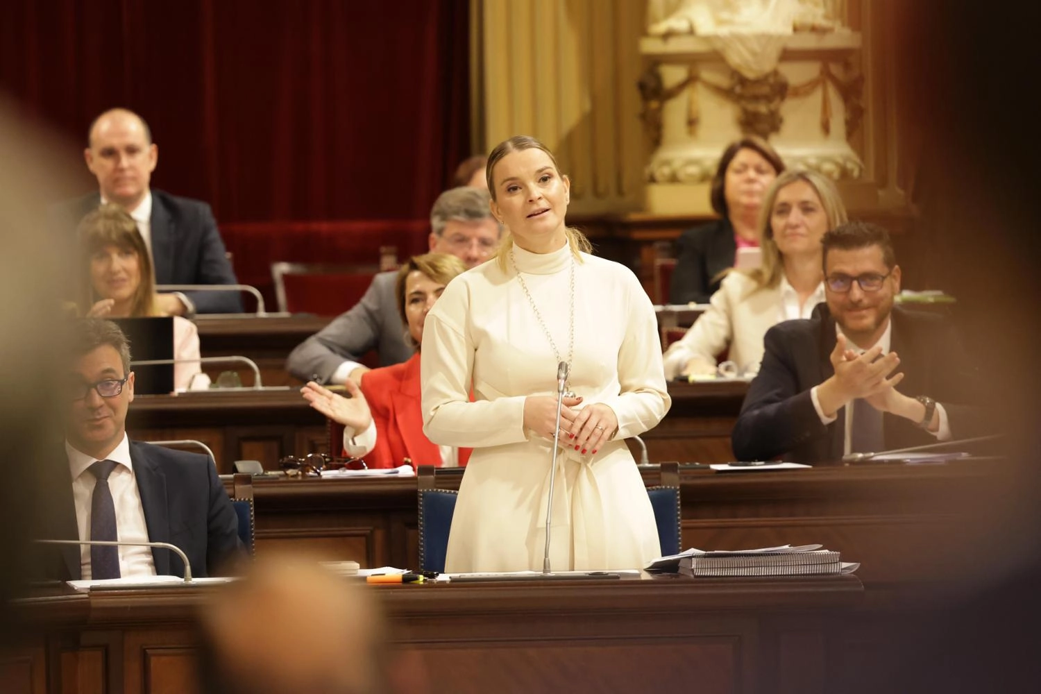Imagen del artículo Imágenes de la presidenta Margalida Prohens en el Pleno del Parlament de las Illes Balears