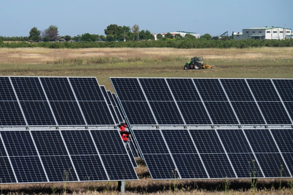 Imagen del artículo Guardiola defiende en la planta solar 'Puerta Palmas' la importancia de encontrar el equilibrio entre el desarrollo y la protección del medio ambiente