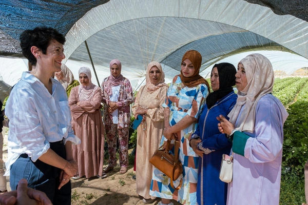 Imagen del artículo Elma Saiz conoce a las mujeres marroquíes que trabajan en la recogida de frutos rojos y reciben formación en emprendimiento